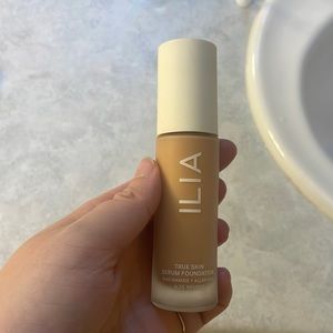 EUC ILIA True Skin Serum Foundation